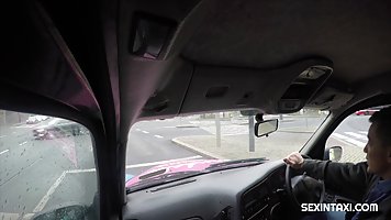 Брюнетка в машине такси делает минет и раздвигает ноги для секса на заднем сиден...